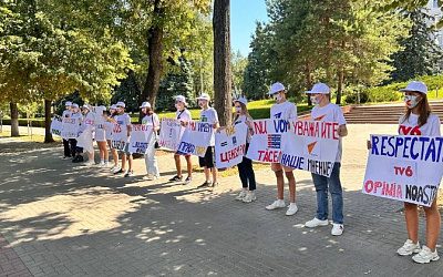 Полиция разогнала молодых активистов в Молдове за протест против цензуры СМИ (видео)